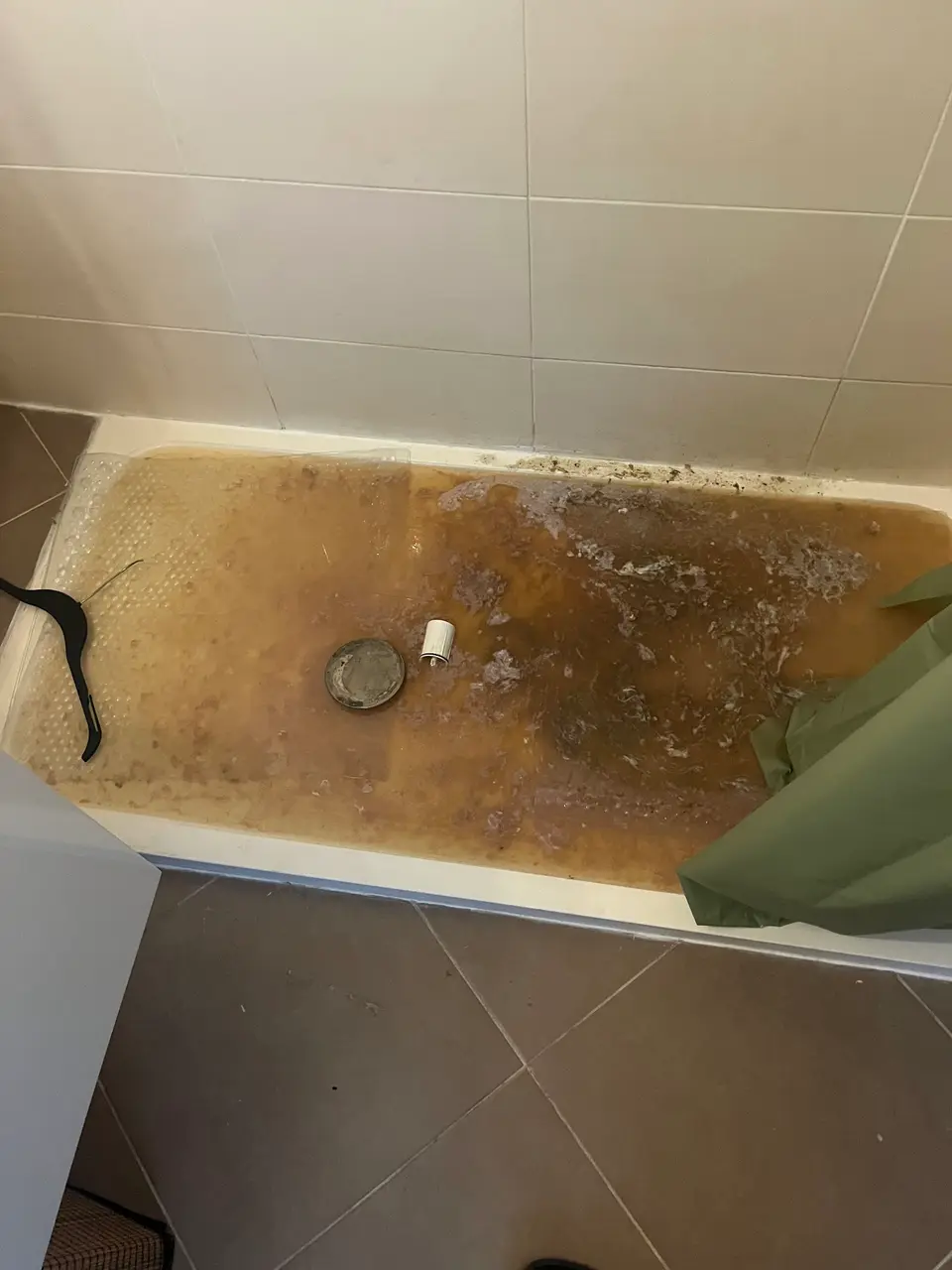 Eau stagnante dans une baignoire suite à un dégât des eaux à Nice