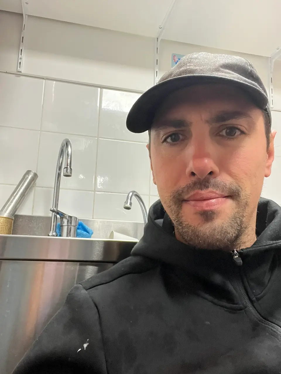Benoît, artisan plombier, dans une cuisine à Nice
