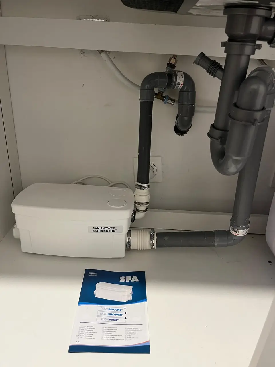 Broyeur sanitaire SFA installé par un plombier à Nice