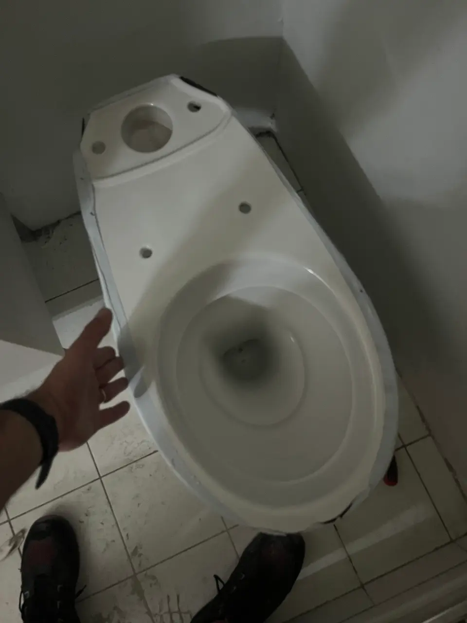 Chasse d'eau démontée pour réparation par un plombier à Nice