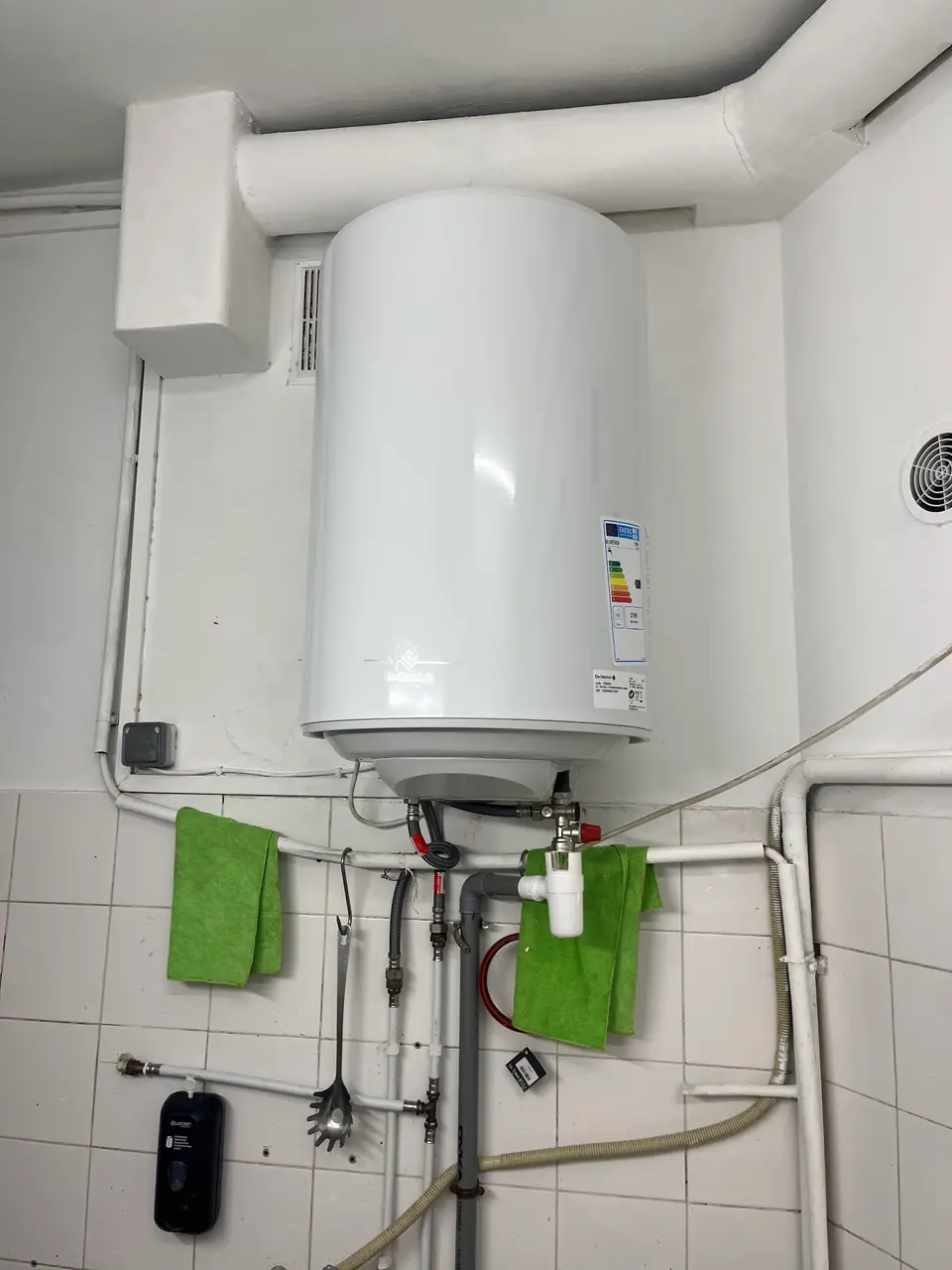 Chauffe-eau De Dietrich installé dans un angle carrelé à Nice