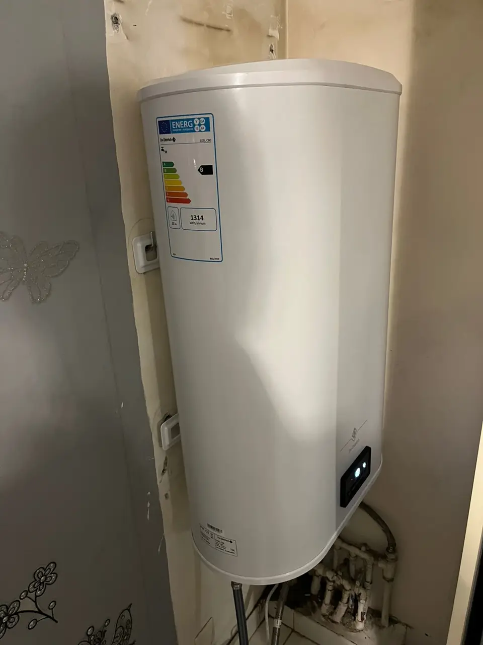 Chauffe-eau électrique De Dietrich installé au mur par un plombier à Nice