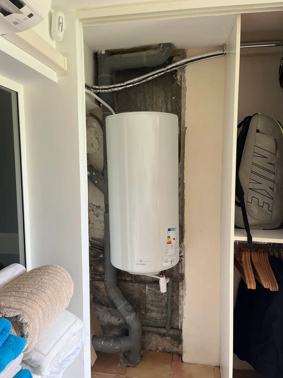 Chauffe-eau De Dietrich installé dans un placard à Nice