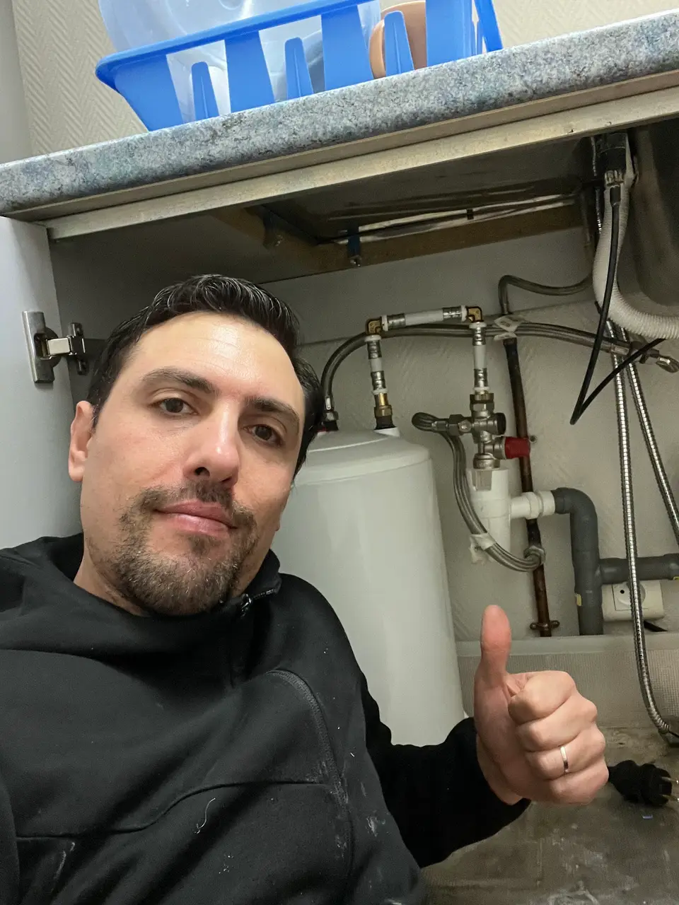 Chauffe-eau sous évier raccordé par un plombier à Nice