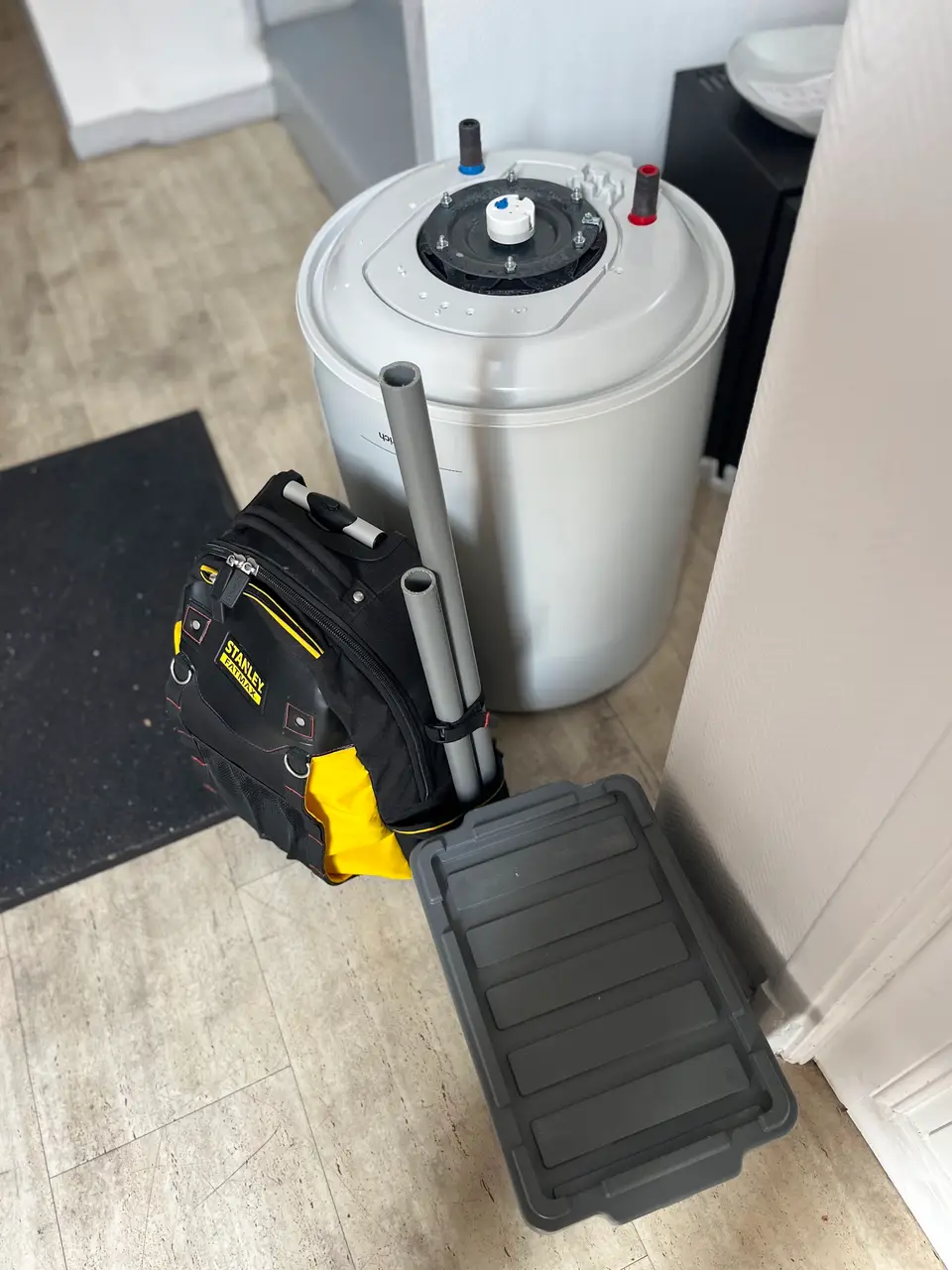 Chauffe-eau ouvert avec thermostat et raccords visibles à Nice