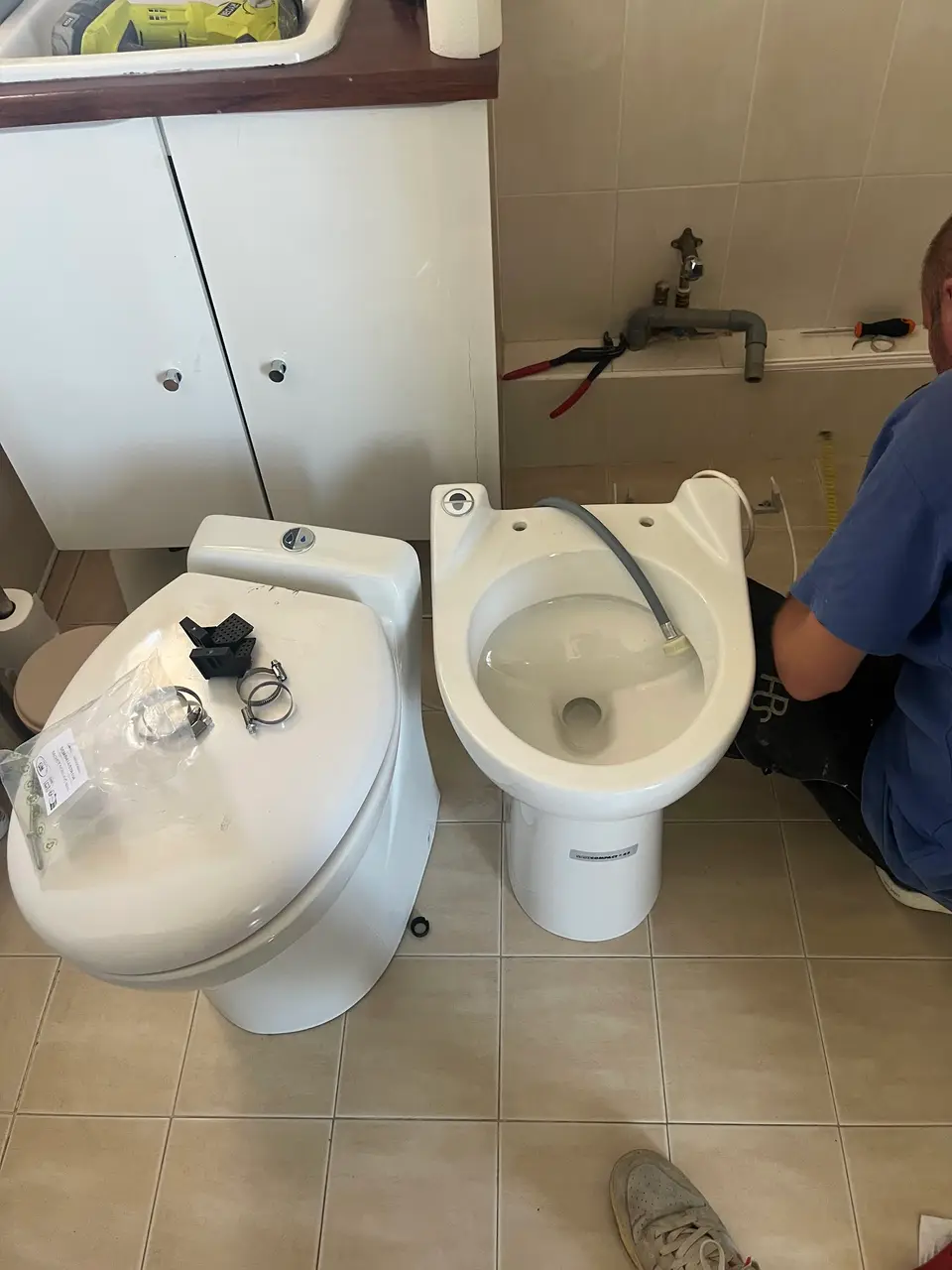 Deux cuvettes WC installées côte à côte par un plombier à Nice