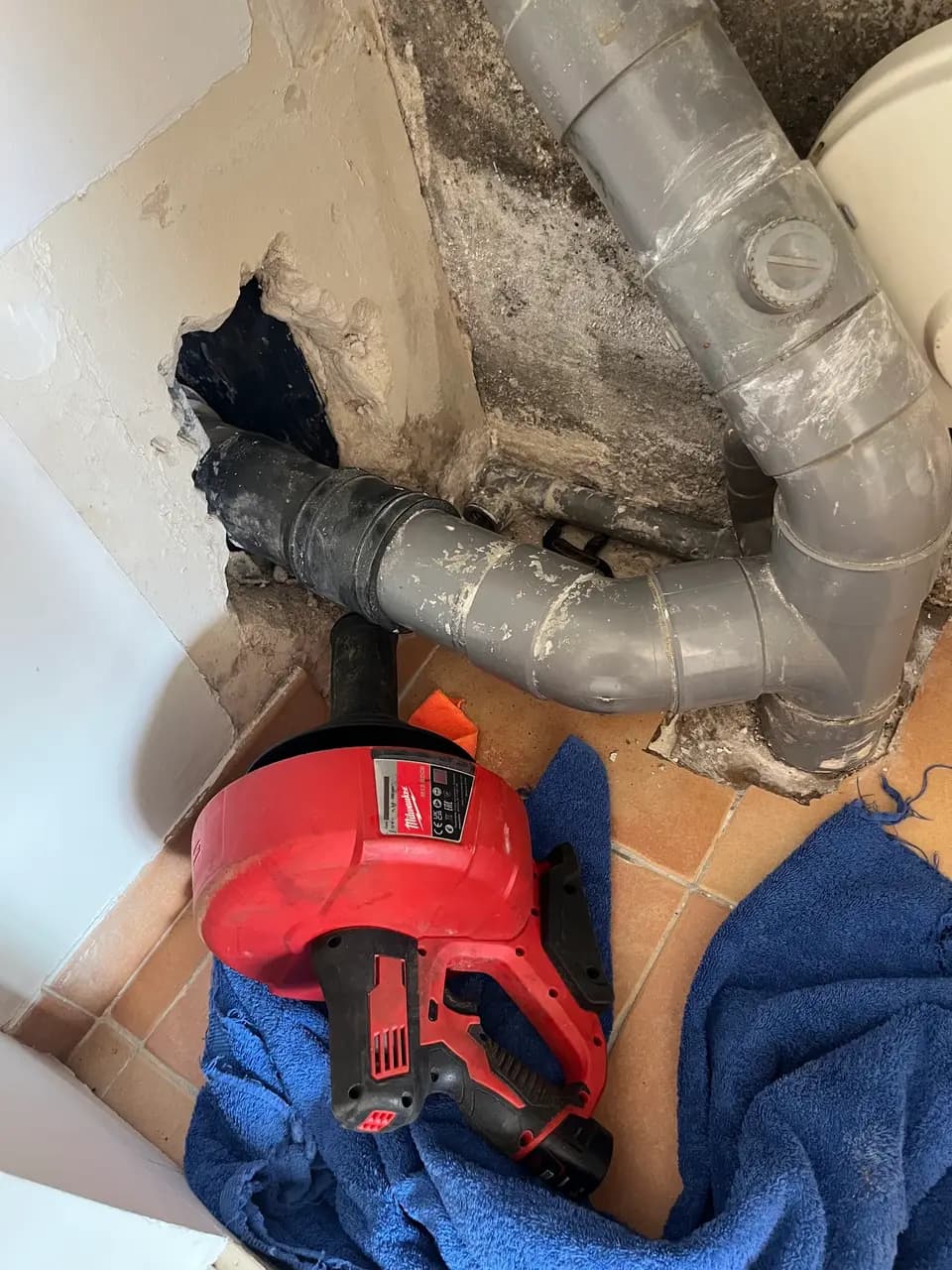 Évacuation PVC posée dans un mur ouvert, recherche de l'origine d'une fuite à Nice