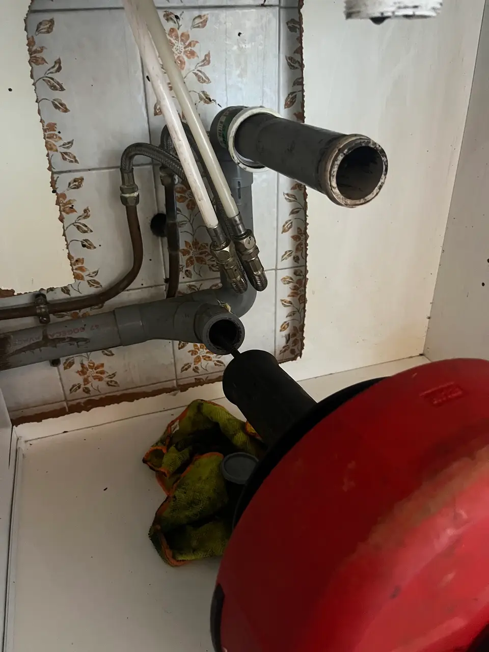 Furet électrique inséré dans une évacuation WC à Nice