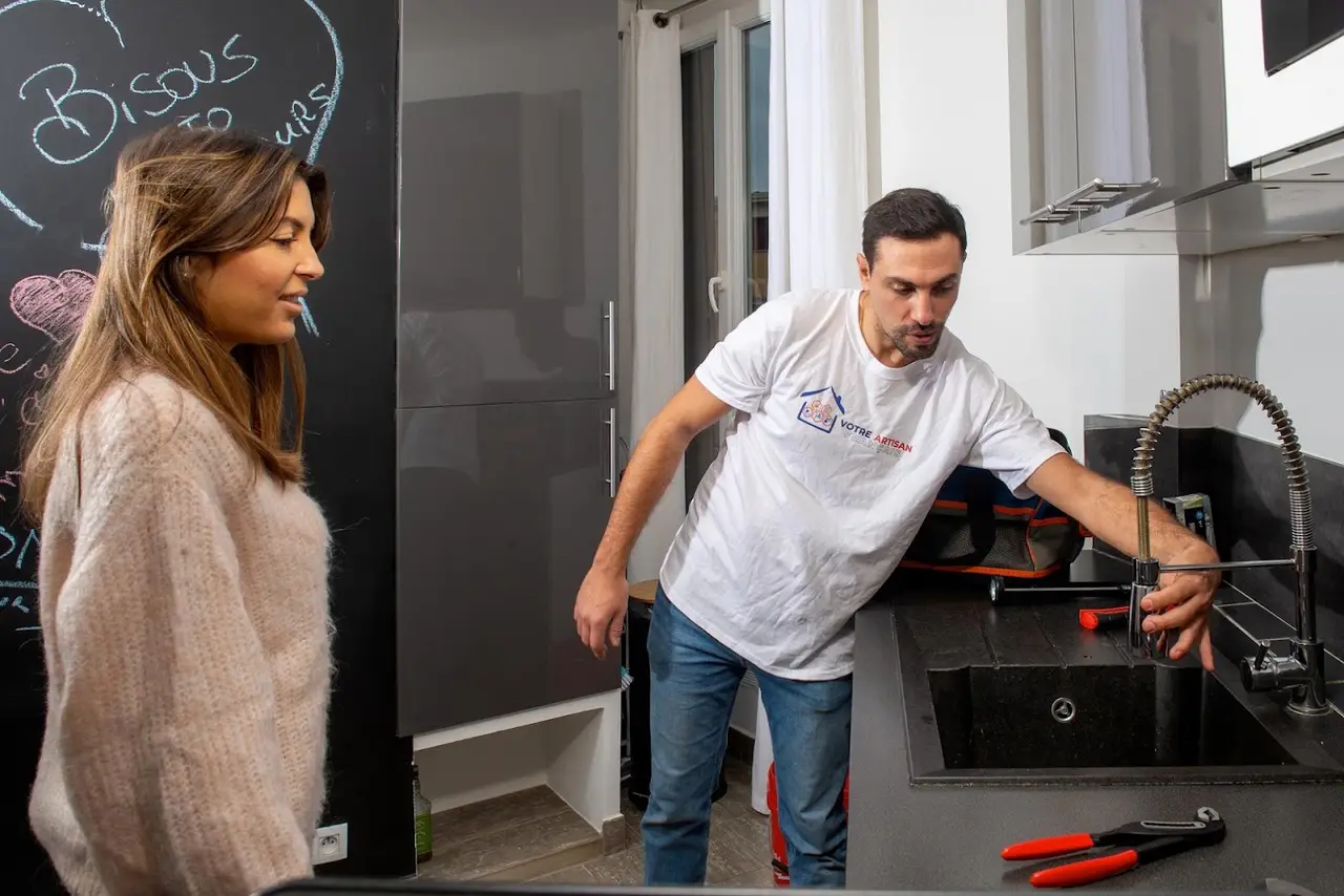 Installation d'un mitigeur de cuisine noir par un plombier à Nice