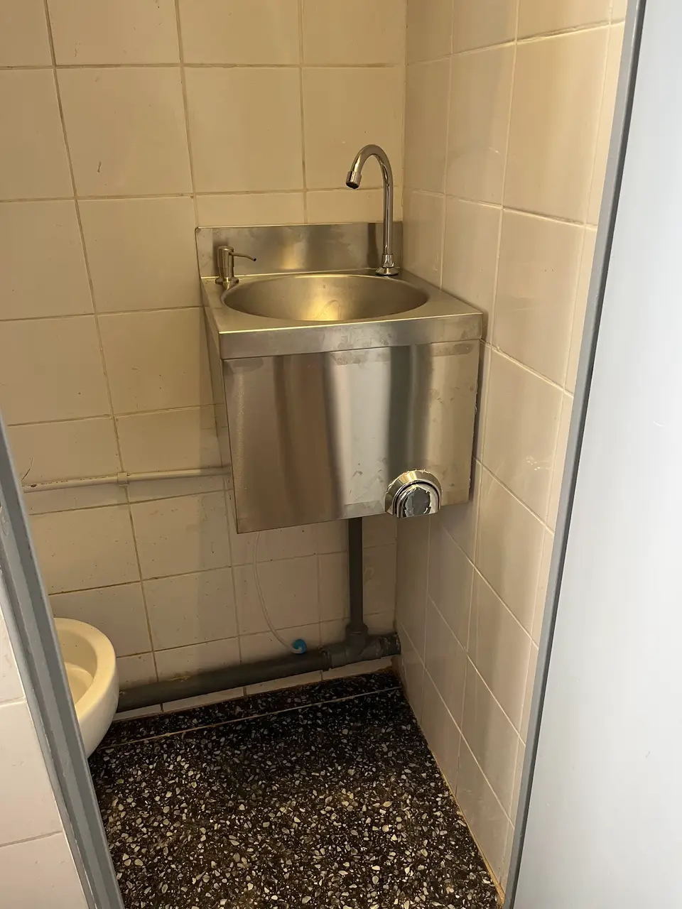 Lavabo mural inox à col de cygne installé par un plombier à Nice