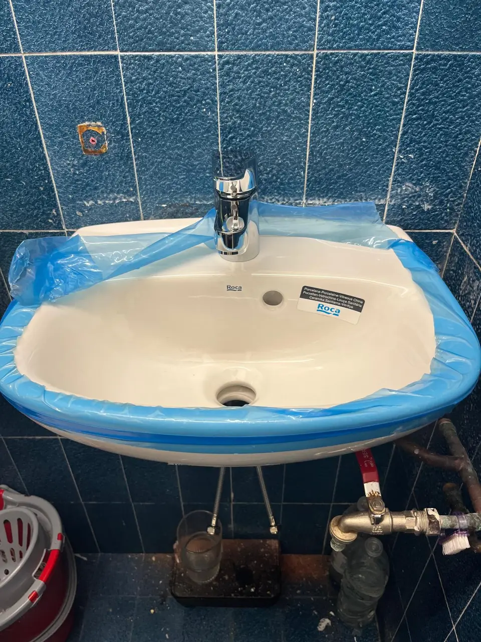 Lavabo Roca neuf installé par un plombier à Nice