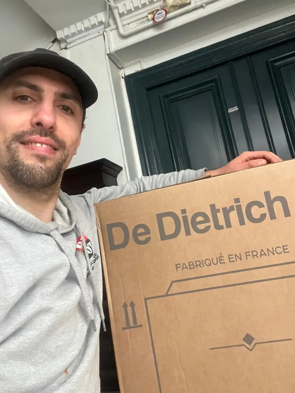 Livraison d'un chauffe-eau De Dietrich par un plombier à Nice
