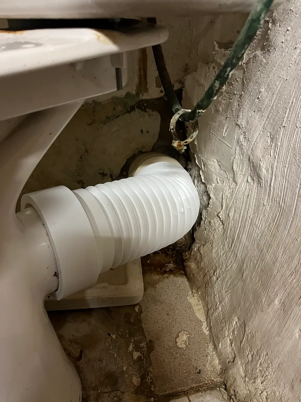 Raccordement flexible d'une cuvette WC par un plombier à Nice