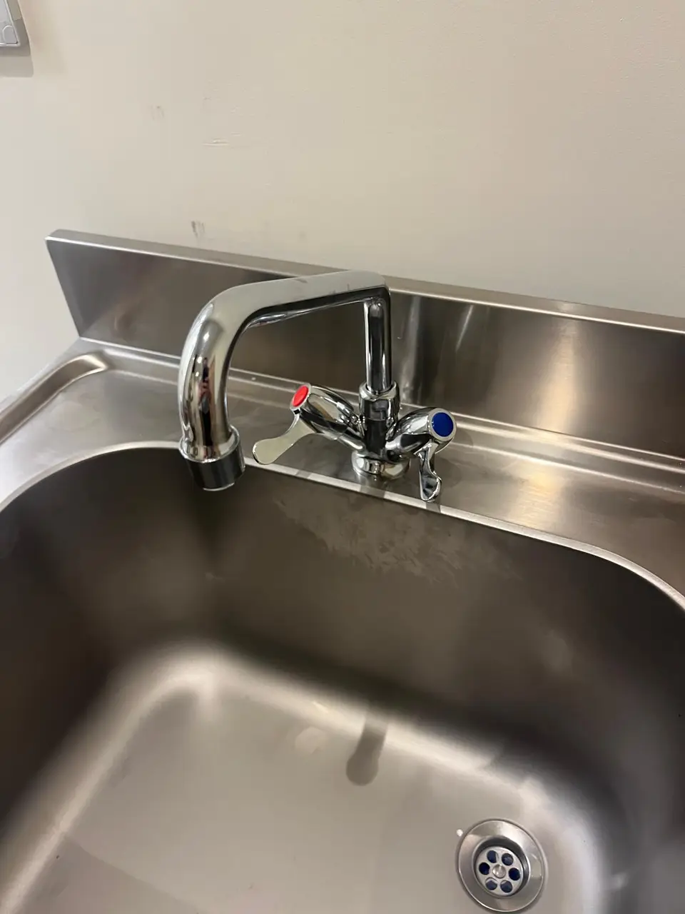 Robinet professionnel installé sur un évier inox à Nice