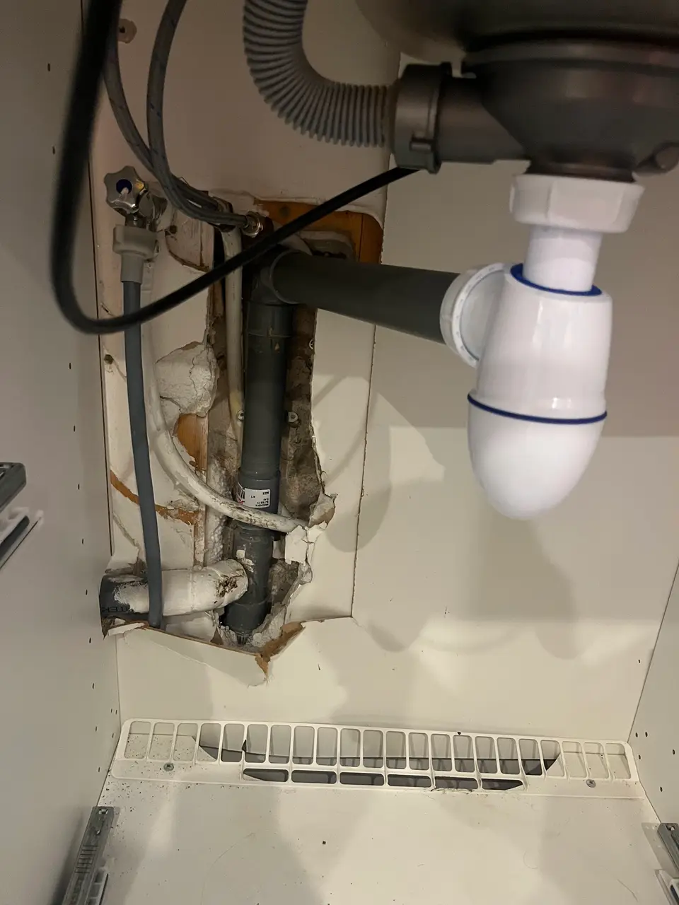 Siphon bouteille neuf raccordé, mur ouvert à Nice