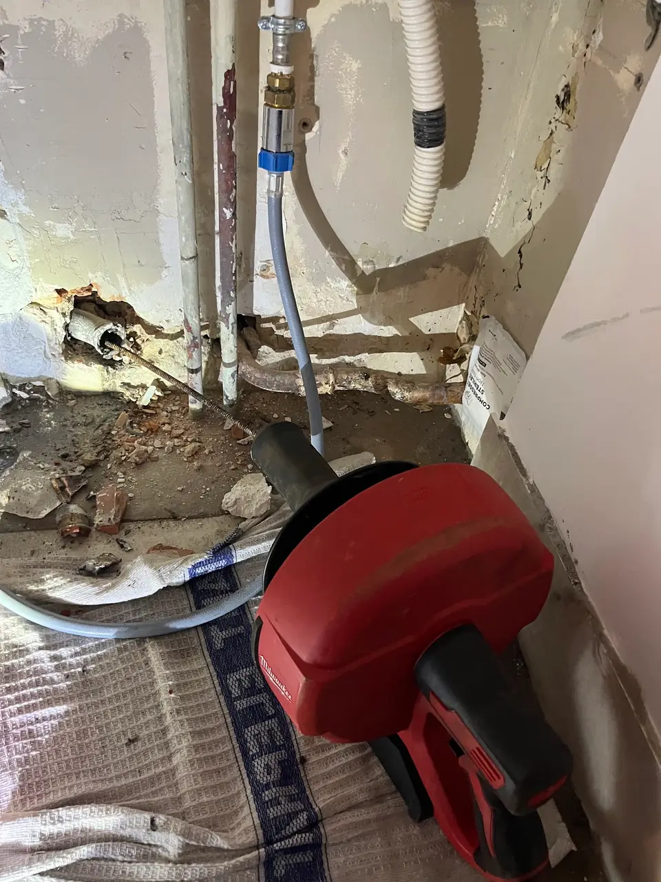 Vanne d'arrêt raccordée à un flexible pendant des travaux à Nice