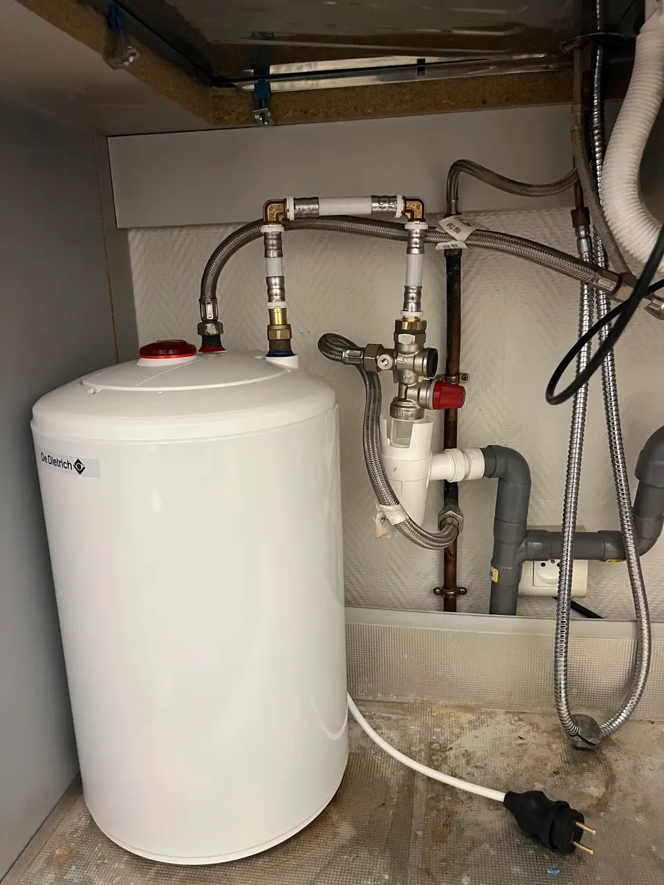 Chauffe-eau De Dietrich avec groupe de sécurité installé à Nice