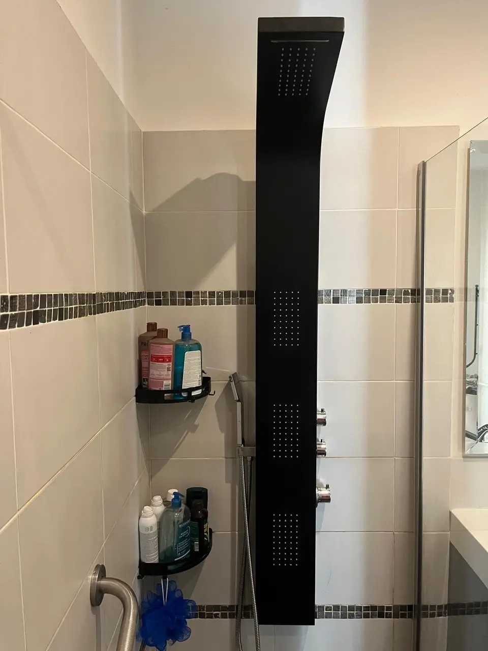 Colonne de douche hydromassante installée par un plombier à Nice
