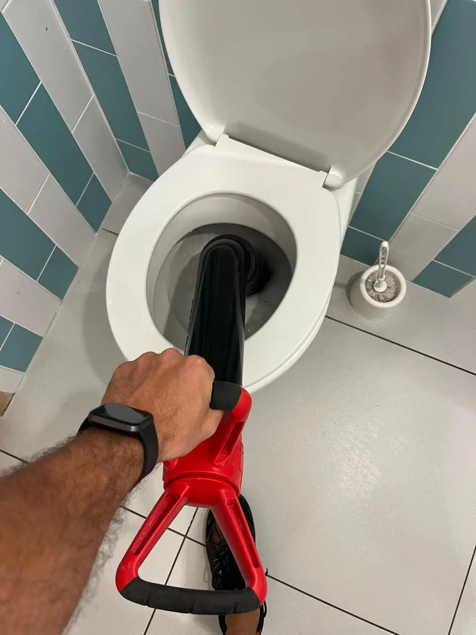 Débouchage d'un WC au furet électrique par un plombier à Nice