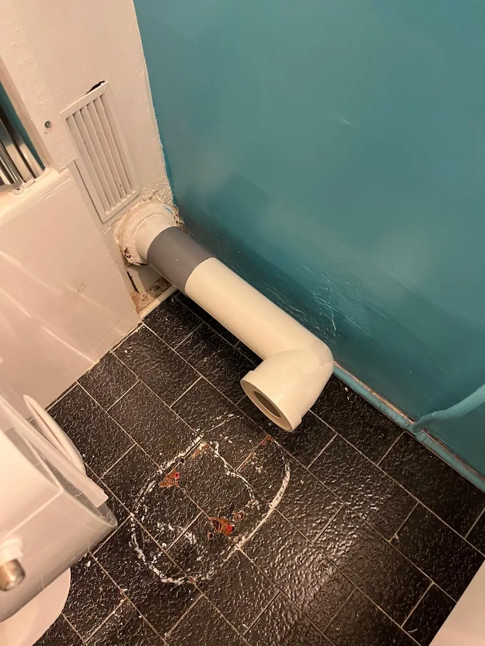 Évacuation WC en PVC posée par un plombier à Nice