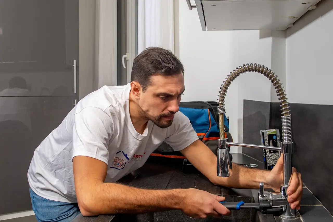 Réglage d'un mitigeur de cuisine chromé par un plombier à Nice