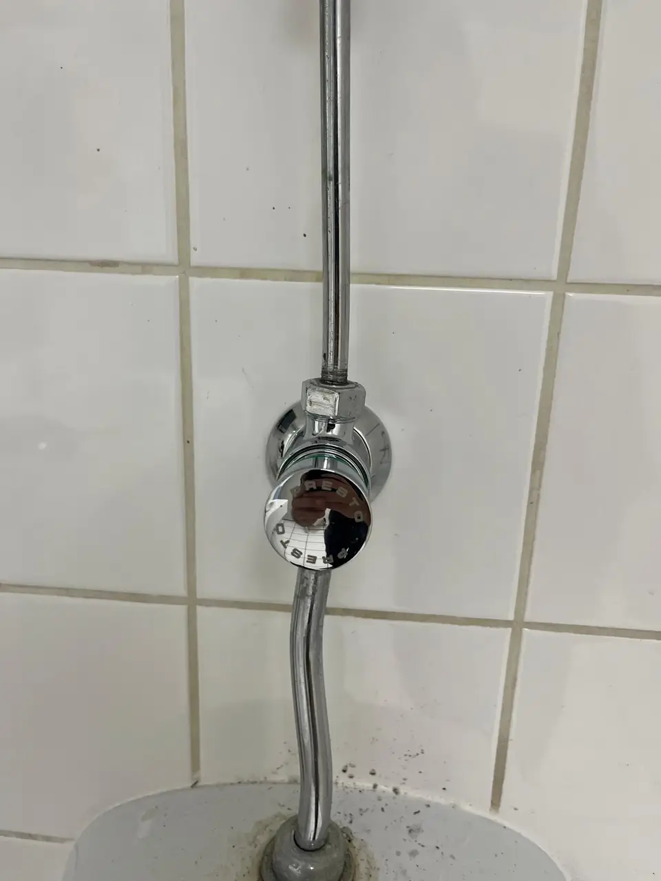 Robinet mural Presto installé au-dessus d'un lavabo à Nice